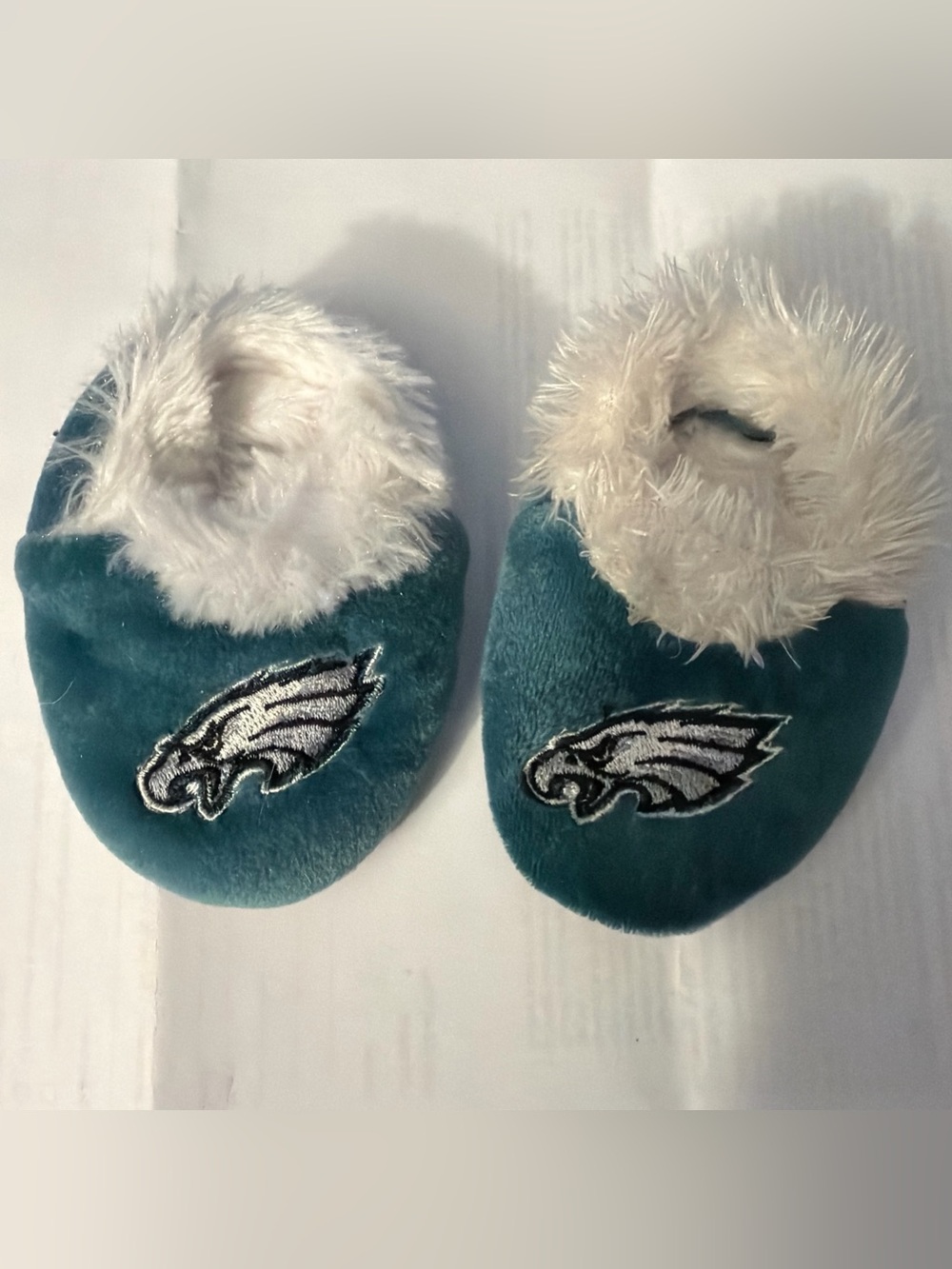 Philadelphia Eagles low Top Infant 6-9mos Fuzzy Slippers by Forever Collectibles